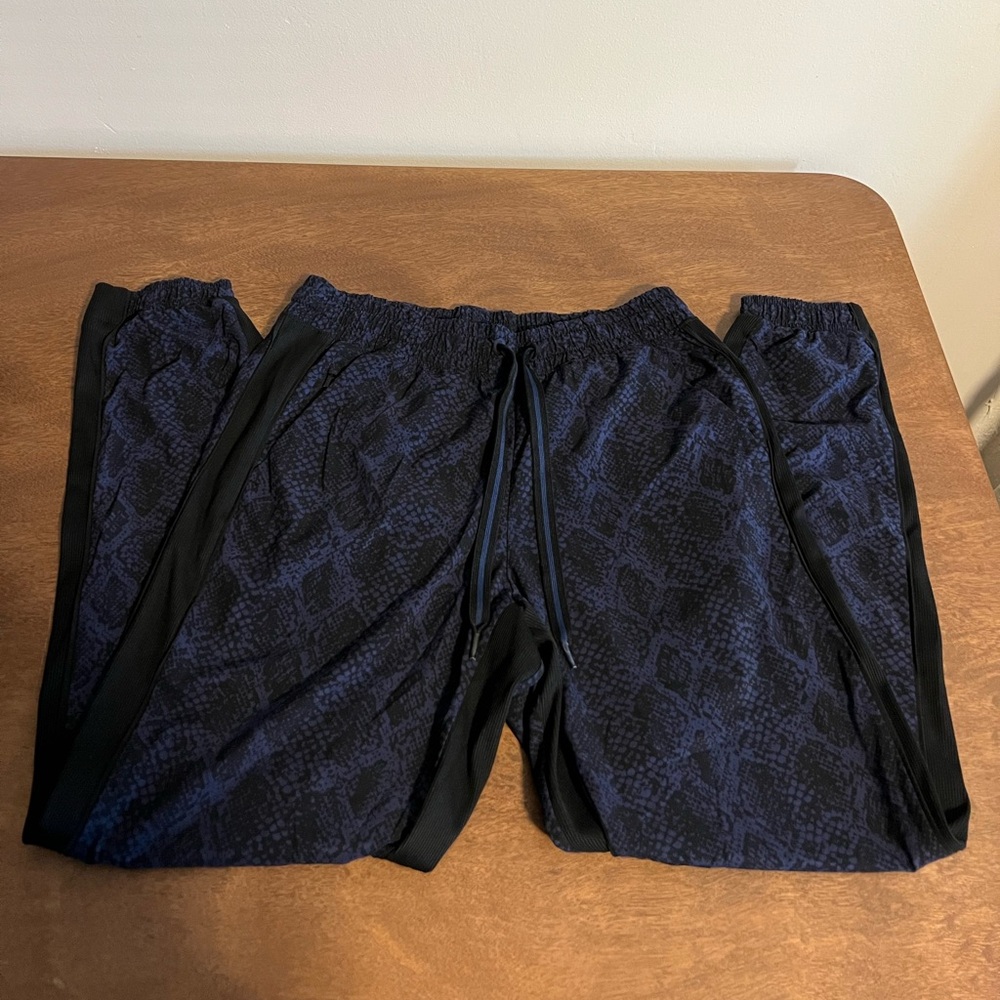 Athleta Brooklyn Jogger in Blue Python